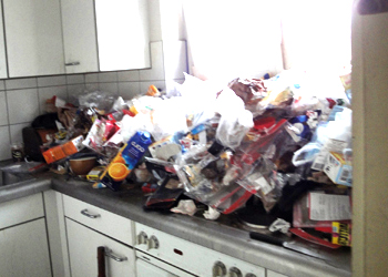 Hier sehen weiteren Müll in der Küche der Messie Wohnung.