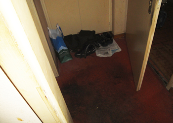 Der Fussboden im Eingang der Messie Wohnung ist verdreckt.