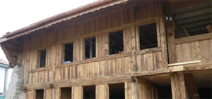 Altes Bauernhaus nach einer Sanierung durch das Trockeneisstrahl-Verfahren. Das alte Holz ist erstrahlt wieder in der ursprünglichen Farbe.
