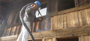 Altes Bauernhaus während der Sanierung druch Trockeneisstrahlarbeiten
